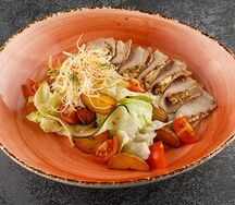 Салат с рулетами из буженины и сырным муссом