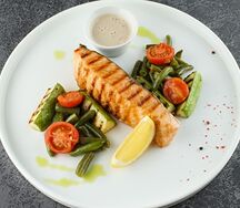 Лосось на гриле с кабачком и фасолью
