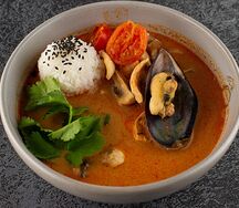 Том ям с морепродуктами и курицей