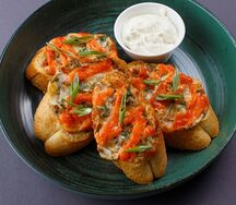 Хрустящие брускетты с пеперони, сыром и чесночным соусом