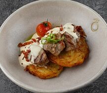 Медальоны из свинины с беконом и драниками
