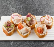 Ассорти мясных брускетт  