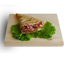 Блин с охотничьими колбасками и сыром
