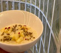 Каша из двух злаков с карамельными яблоками