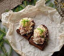 Брускетты с маринованным тунцом и томатами
