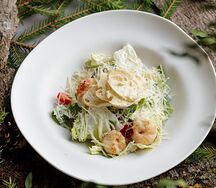 Салат Цезарь с креветками