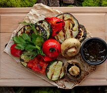Печеные овощи с соусом чимичурри