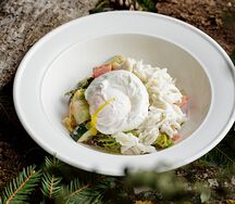 Салат с крабом и яйцом пашот