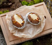 Печеный картофель на огне с сыром