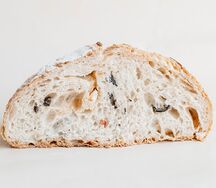 Тартин с маслинами, вялеными томатами и брынзой 