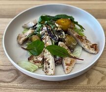 Теплый салат с курицей