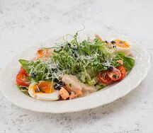 Салат с копченой форелью, миксом салатов и отварным куриным яйцом