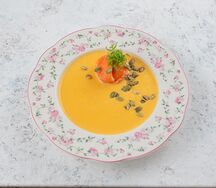 Тыквенный суп-пюре с молодым сыром и форелью