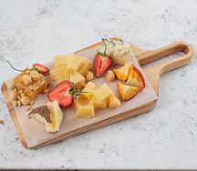 Ассорти фермерского сыра с орехами и медовыми сотами