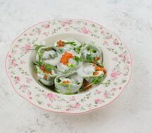 Пельмени из щуки и судака с кореньями в сливочном соусе с красной икрой 