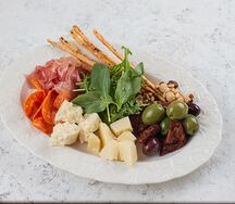Тарелка к вину с вяленым мясом и сыром