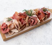 Мясное плато с хреном и горчицей