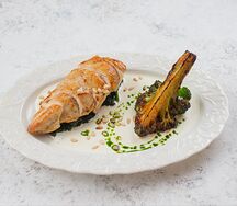 Куриное филе на гриле со шпинатным соусом и брокколи