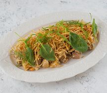 Салат с бужениной, соленым огурцом, жареными грибами и хрустящим картофелем
