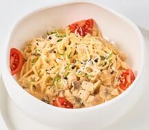 Паста с курицей и соусом Том ям