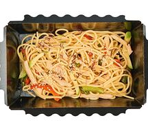 Паста с курицей и соусом Том ям