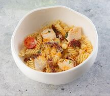 Фузилли с курицей и вялеными томатами