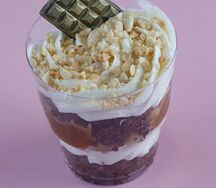 Трайфл с карамелью и арахисом