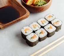Маки с лососем и огурцом