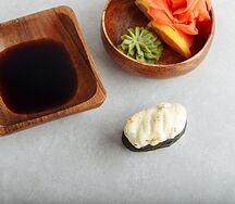 Гункан с курицей в чесночном соусе