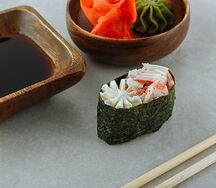 Гункан с крабом и сыром