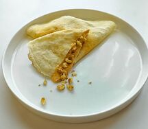 Блины со взбитой карамелью и орехами