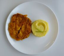 Шницель с картофельным пюре