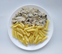 Грибной соус с курицей и пенне