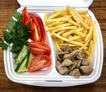 Картофель фри со свининой и овощами