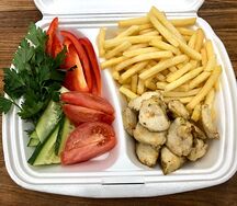 Картофель фри с курицей и овощами