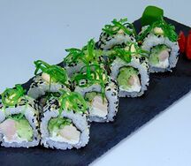 Ролл Нежный с курицей холодного копчения и чукой