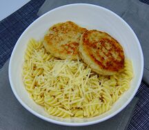 Макароны с куриными котлетами