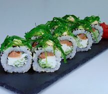 Ролл Нежный с лососем и чукой