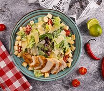Салат Цезарь с курицей