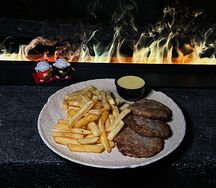 Куриная котлета с картофелем фри и сырным соусом
