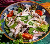 Салат с копченой курицей и сыром дорблю