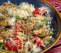Теплый салат с говядиной и соусом ромеско