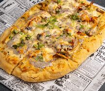 Пицца с курицей и трюфельным соусом