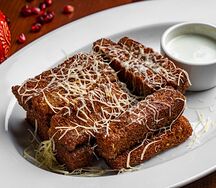 Чесночные гренки с соусом блю чиз