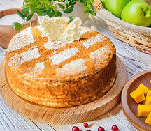 Фирменный торт Медовик с манго