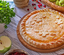 Пирог с яблоком и брусникой
