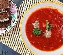Борщ кубанский с чёрным хлебом, чесноком и сметаной