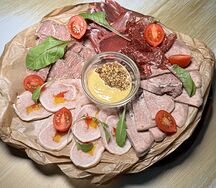 Мясные яства с горчицей
