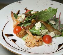 Салат с карамалезированной грушей и креветкой