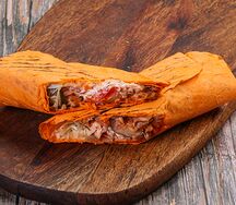 Шаурма с курицей в сырном лаваше